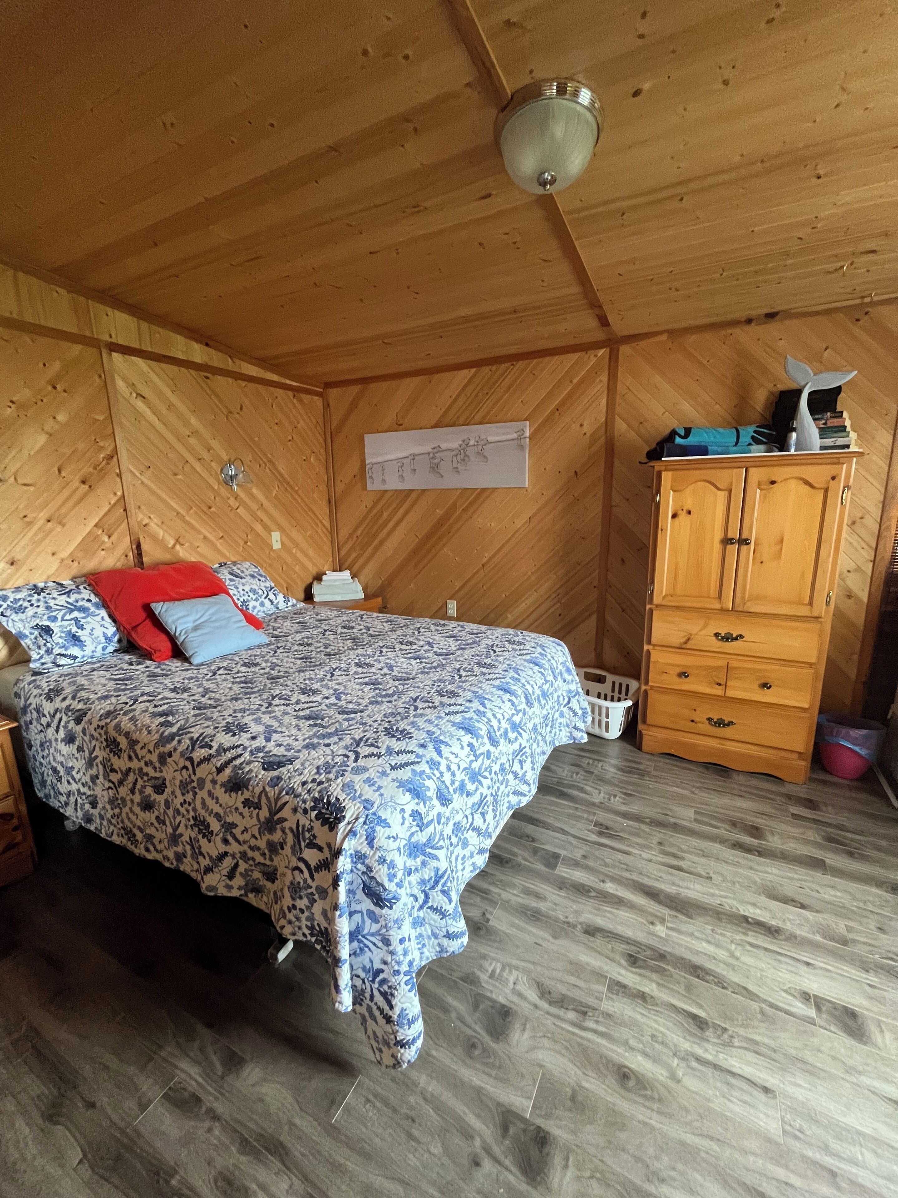 3 عدّة غرف نوم ومكواة/لوح كي وخدمة الإنترنت وملاءات أسرّة