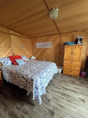 3 habitaciones, tabla de planchar con plancha y acceso a internet