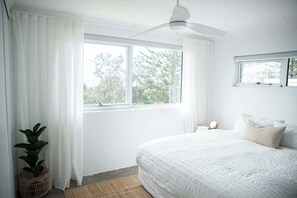 2 bedrooms, iron/ironing board, WiFi, bed sheets - Ocean View Bilinga Stay | Sleeps 4 + E-Bikes (Bilinga)