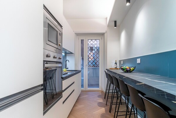 Réfrigérateur, four à micro-ondes, un four, surface de cuisson