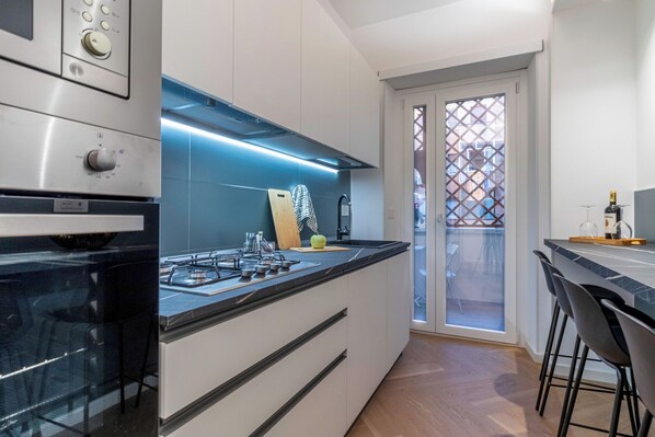 Réfrigérateur, four à micro-ondes, un four, surface de cuisson