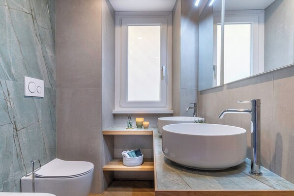 Dusche, Haartrockner, Bidet, Handtücher