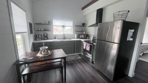 冷蔵庫、電子レンジ、オーブン、コンロ