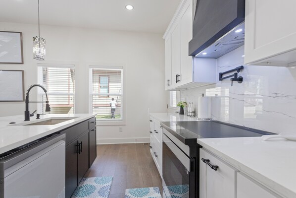 Four à micro-ondes, un four, surface de cuisson, lave-vaisselle