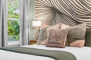 3 chambres, fer et planche à repasser, lit de bébé portatif