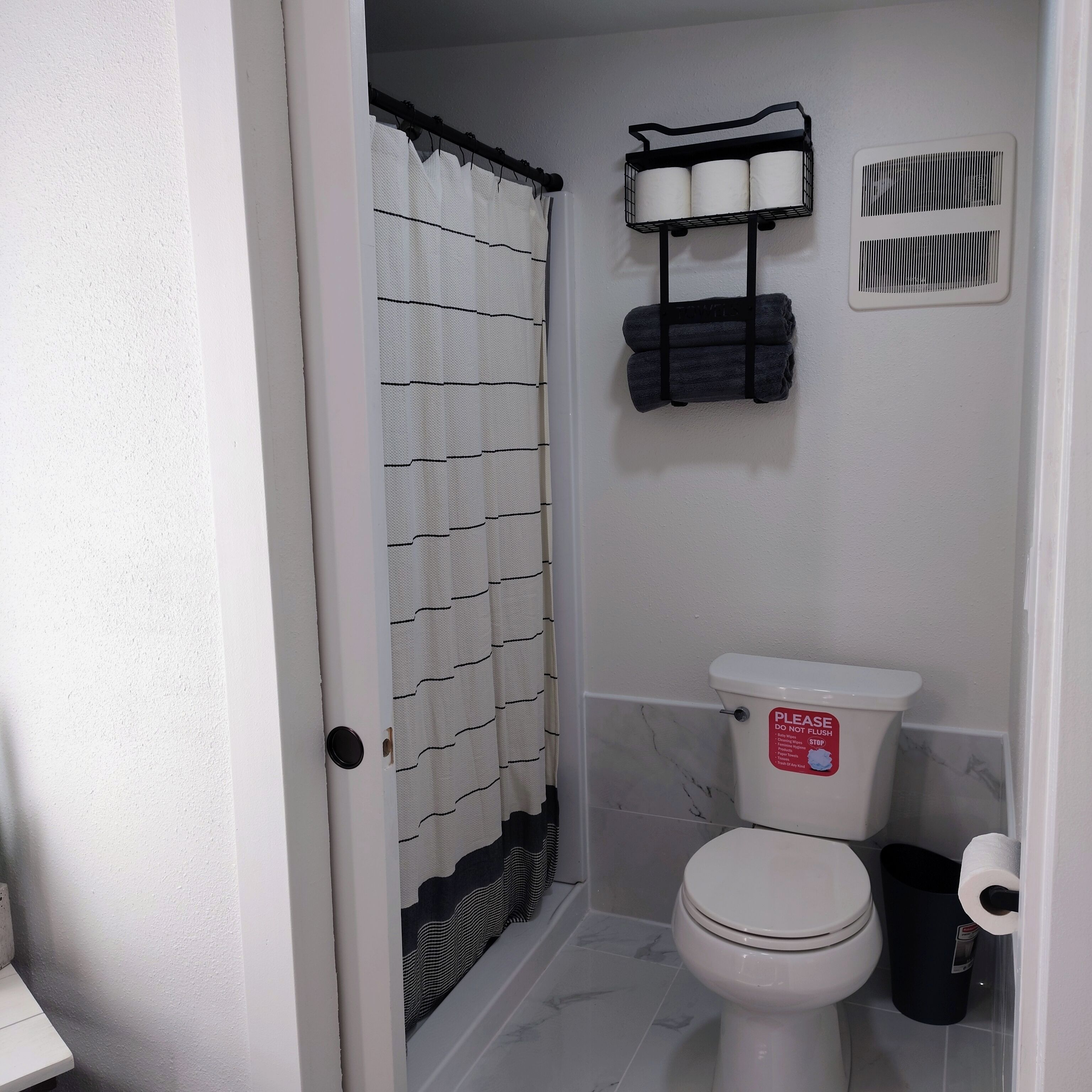 Douche, sèche-cheveux, serviettes fournies, savon