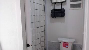 Douche, sĂšche-cheveux, serviettes fournies, savon