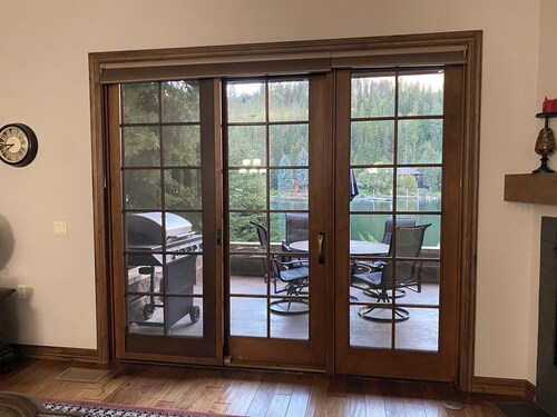 Stunning waterfront condo with breathtaking views and restaurants a stroll away