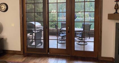 Stunning waterfront condo with breathtaking views and restaurants a stroll away