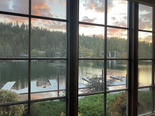Stunning waterfront condo with breathtaking views and restaurants a stroll away