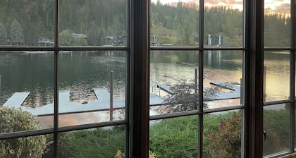 Stunning waterfront condo with breathtaking views and restaurants a stroll away