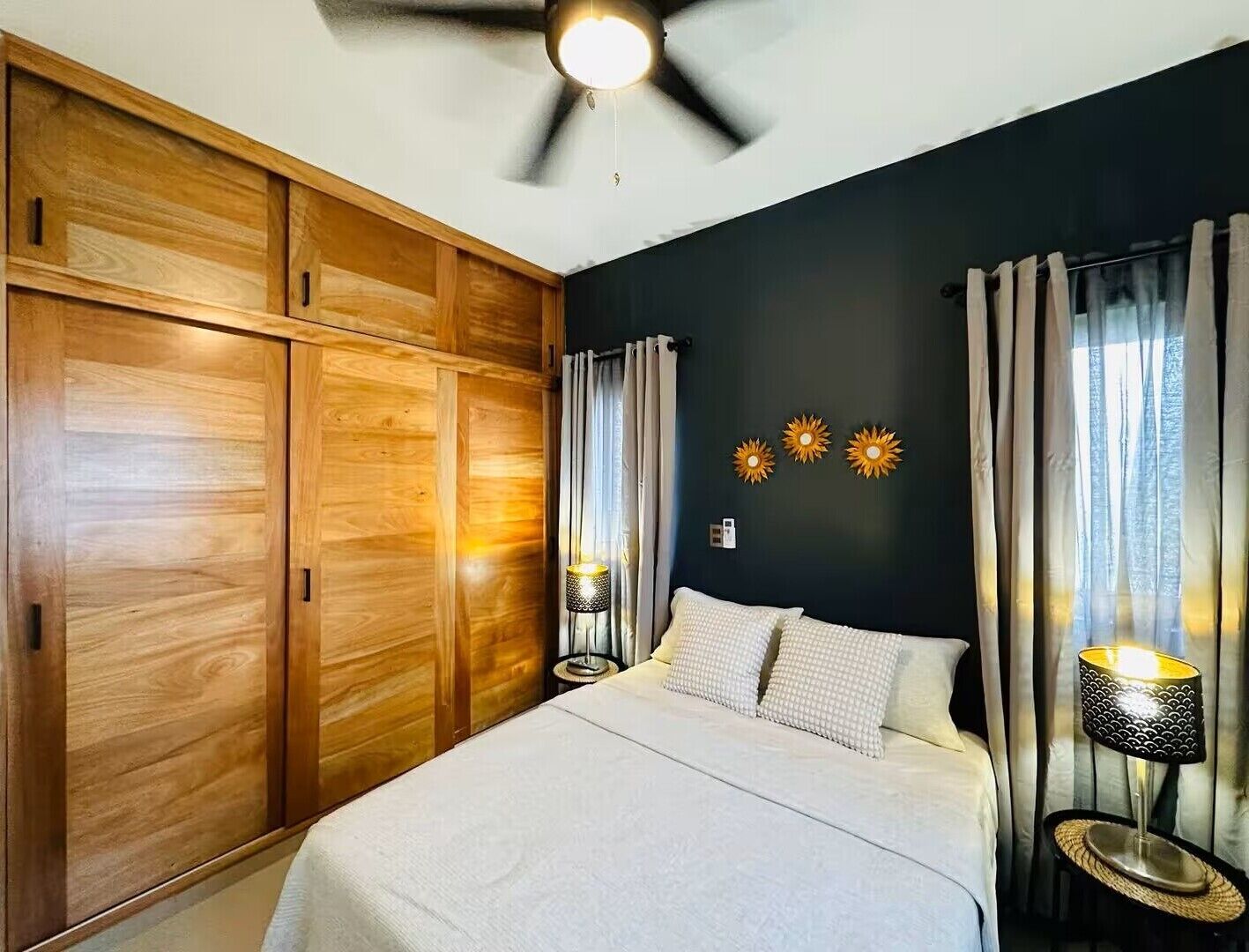 3 bedrooms, iron/ironing board, internet, bed sheets