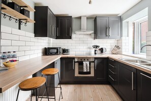 Frigorifero, microonde, forno, piano cottura
