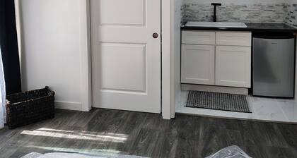 Cozy MODERN UNIT 5 MINUTES FROM KIASER Roseville! Perfect for a cozy getaway