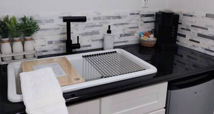 Cozy MODERN UNIT 5 MINUTES FROM KIASER Roseville! Perfect for a cozy getaway