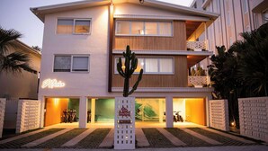 Un bâtiment moderne à deux étages, orné d’une enseigne au néon sur laquelle on peut lire « El Parque ».