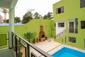 Suite – deluxe, balkong, bassengutsikt | Utsikt fra balkong