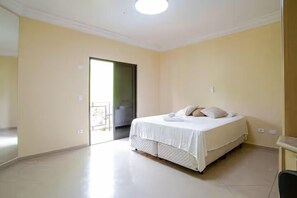 ห้องดีลักซ์สวีท, ระเบียง, วิวสระว่ายน้ำ | ผ้าม่านกันแสง, เตารีด/โต๊ะรีดผ้า, Wi-Fi ฟรี