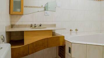 Suite – deluxe, balkong, bassengutsikt | Bad