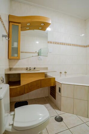 Suite – deluxe, balkong, bassengutsikt | Bad