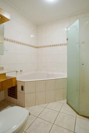 Deluxe Suite, Balcony, Pool View | Jetted bathtub - Casa Liberdade (São Paulo)