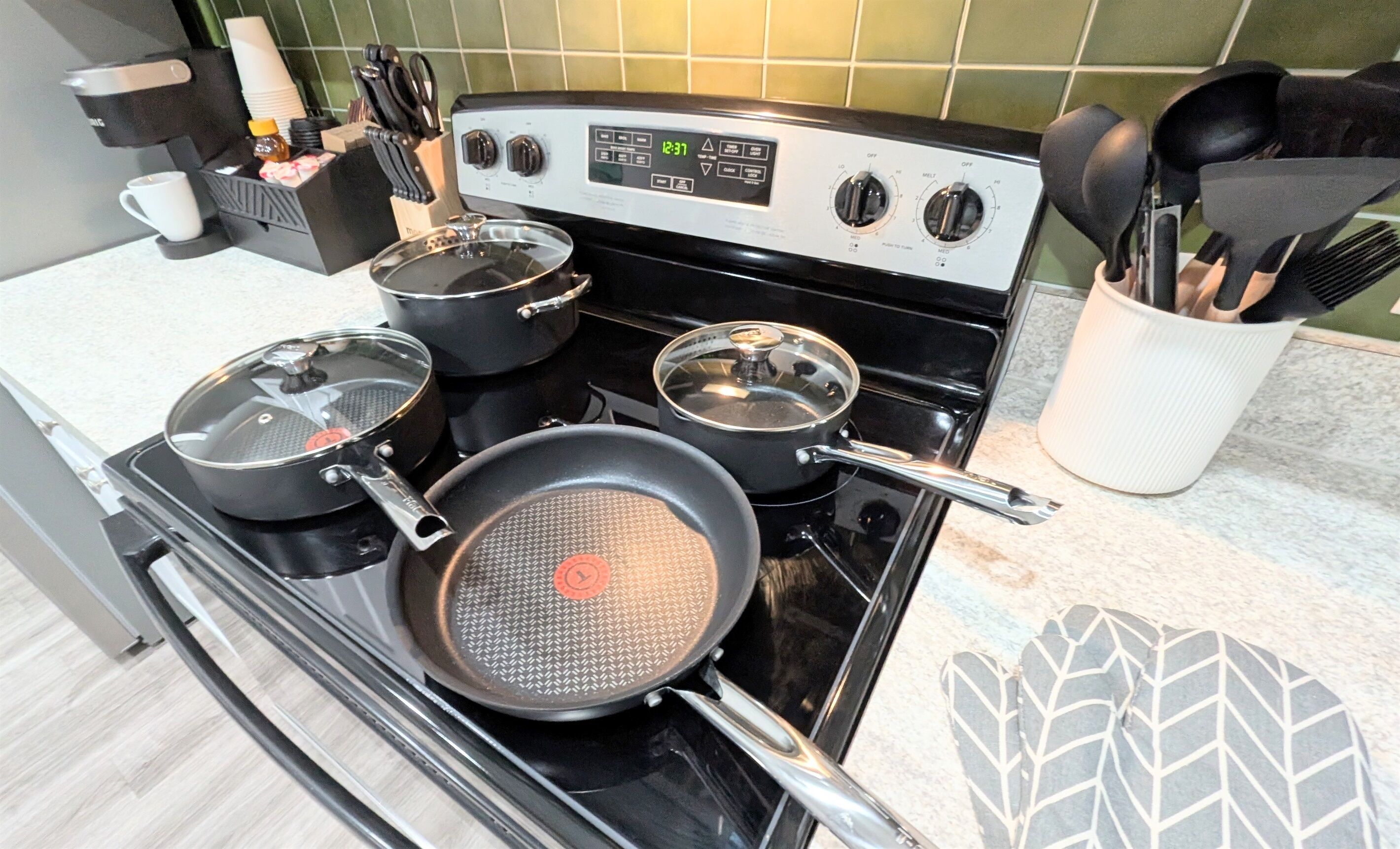 Kjøleskap, mikrobølgeovn, ovn og kokeplater