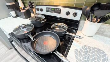 Kjøleskap, mikrobølgeovn, ovn og kokeplater