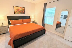 3 makuuhuonetta, työpöytä, silitysrauta/-lauta, vauvan matkasänky