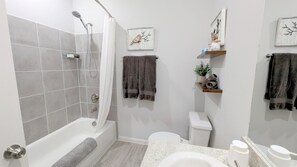 Hiustenkuivaaja, pyyhkeet, saippua, sampoo