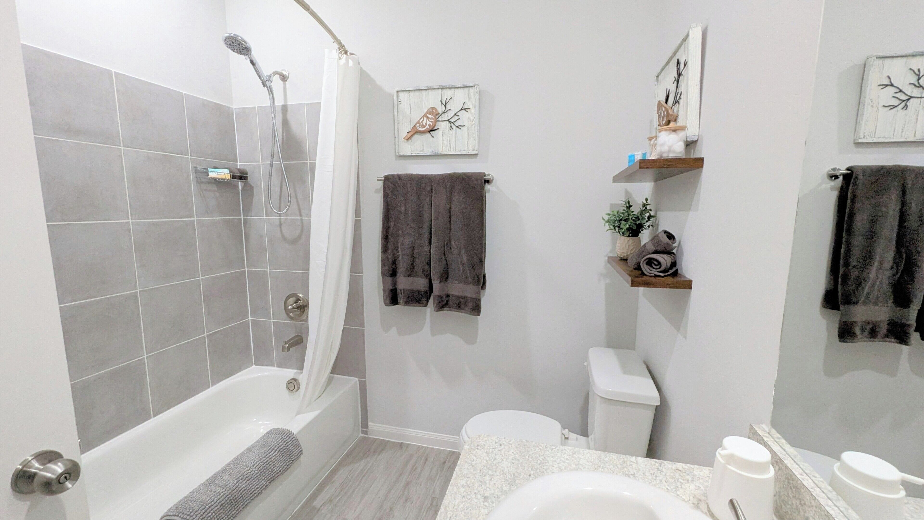 Haartrockner, Handtücher, Seife, Shampoo