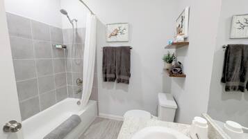 Haartrockner, Handtücher, Seife, Shampoo