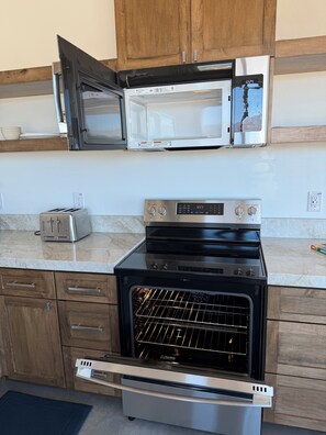 Jääkaappi, mikroaaltouuni, uuni, liesi