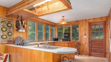 Fridge, oven, stovetop, coffee/tea maker