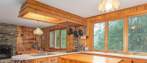 Fridge, oven, stovetop, coffee/tea maker