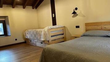 3 slaapkamers, een strijkplank/strijkijzer, wifi, beddengoed
