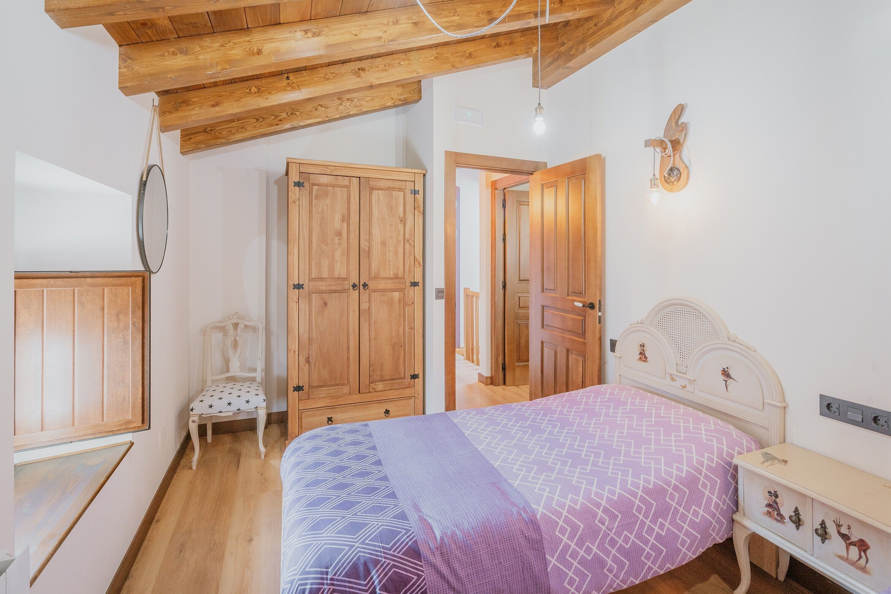 3 habitaciones, tabla de planchar con plancha, wifi y ropa de cama 