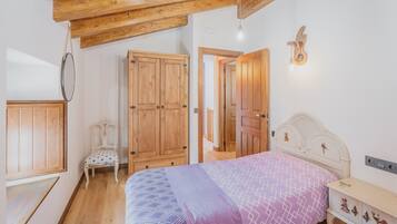 3 habitaciones, tabla de planchar con plancha, wifi y ropa de cama