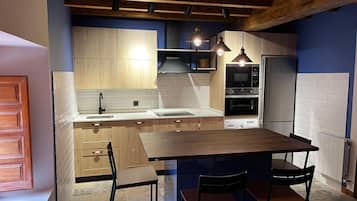 Een koelkast, een magnetron, een oven, een kookplaat