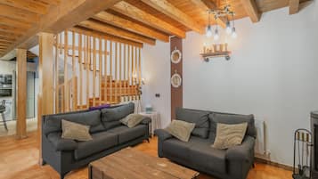 Televisión, chimenea y videojuegos