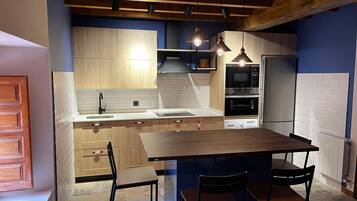 Een koelkast, een magnetron, een oven, een kookplaat