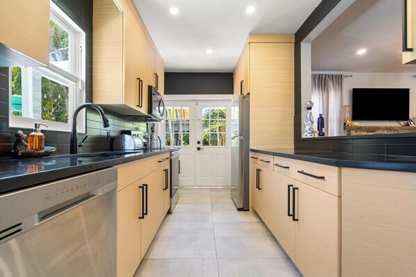 Four Ă micro-ondes, un four, surface de cuisson, lave-vaisselle