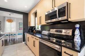 Four Ă micro-ondes, un four, surface de cuisson, lave-vaisselle