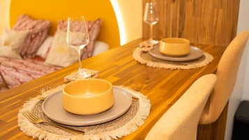 Deluxe Studio | Desk, laptop workspace, iron/ironing board, free WiFi
