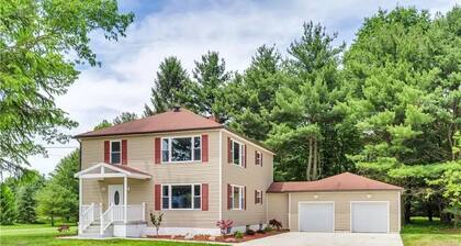 Modern Retreat Near Cuyahoga Valley Bright & Spacious