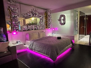 1 bedroom, iron/ironing board, WiFi, bed sheets - Luxury Palms Place Suite Balcony Views, 2 Pools & Jacuzzi Access (Las Vegas)