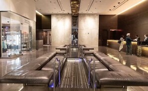 Lobby - Luxury Palms Place Suite Balcony Views, 2 Pools & Jacuzzi Access (Las Vegas)