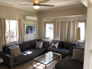 Una televisión, una chimenea