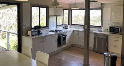 Comfy cottage in beautiful mountain ash bushland, only a short walk to Katoomba