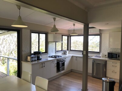 Comfy cottage in beautiful mountain ash bushland, only a short walk to Katoomba