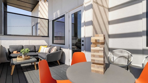 Sleeps 24 Game Rooms, Murals, Balconies Soundcheck & Vinyl House by Avantstay